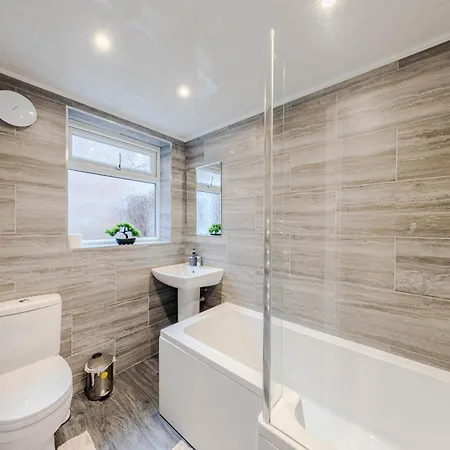 Casa vacanze The Shamrock Stadium Side Retreat - Spacious House - Free Parking *