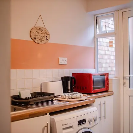 The Shamrock Stadium Side Retreat - Spacious House - Free Parking Liverpool