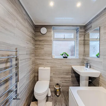 The Shamrock Stadium Side Retreat - Spacious House - Free Parking Casa vacanze