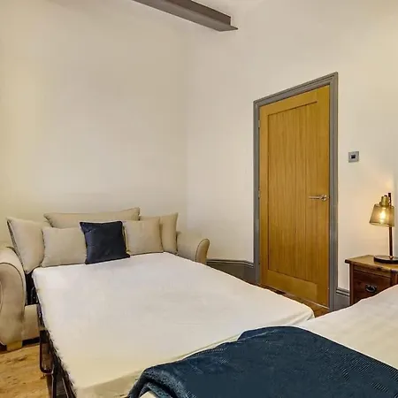 Stylish For 8 Guests Liverpool