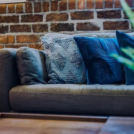Stylish For 8 Guests *