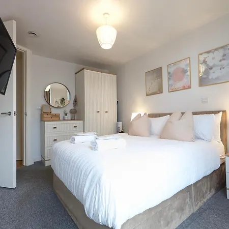 Centre Morden 1-bedroom Near Dock *