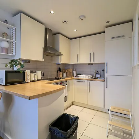 Centre Morden 1-bedroom Near Dock