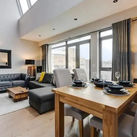 Unique City Centre Penthouse Apartment *