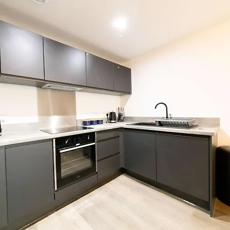 Spacious 1 Bed In W Views *