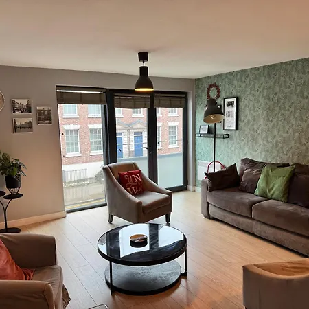 Centrally Located In Duke Street- Free Parking- Two Bathrooms