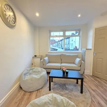 18 Anfield 5 Min Walk Sleeps 7 4br 5bed 3bathrms Casa de Férias Liverpool