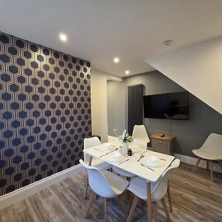 Casa de Férias 18 Anfield 5 Min Walk Sleeps 7 4br 5bed 3bathrms *