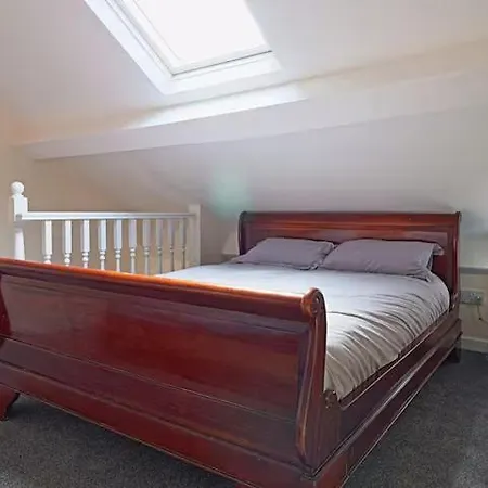 Moorfields Centre Sleeps 10 * Liverpool