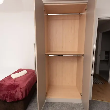 3 Bedroom Flat W Parking Apartment *