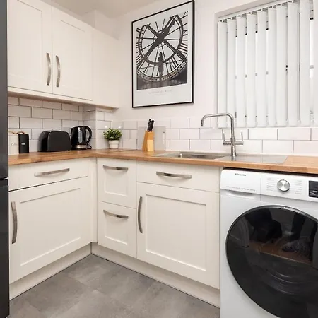 Apartment 3 Bedroom Flat W Parking *