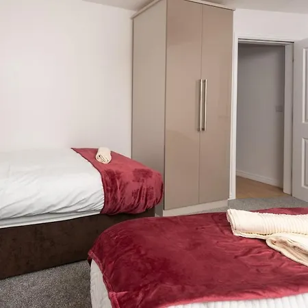 Apartment 3 Bedroom Flat W Parking *