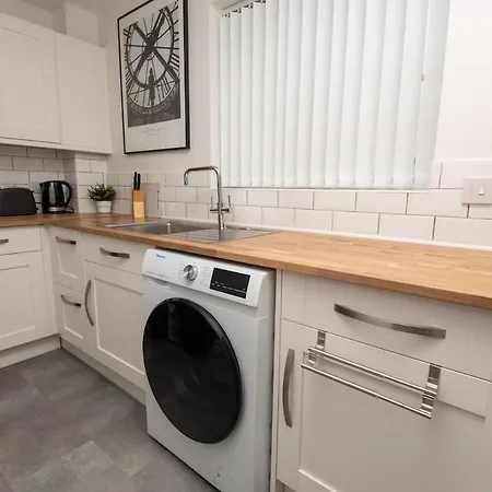 3 Bedroom Flat W Parking *