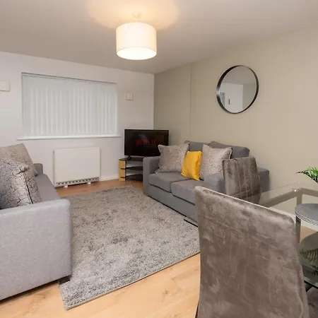 Apartment 3 Bedroom Flat W Parking *