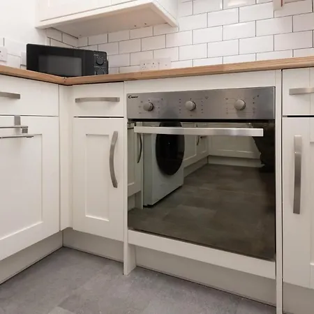Apartment 3 Bedroom Flat W Parking *