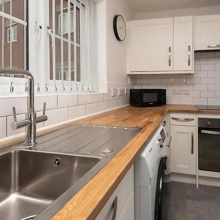 Apartment 3 Bedroom Flat W Parking *