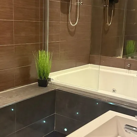 Amazing 10 Bed On Mathew Street Sleeps 18 شقة