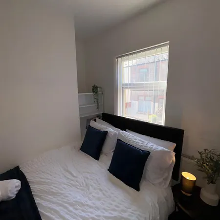 Spacious House - Contractors And Groups Welcome! Holiday home Liverpool