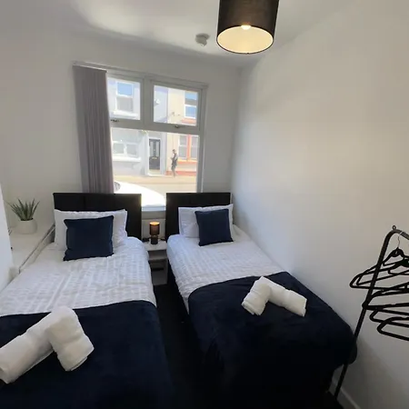 Spacious House - Contractors And Groups Welcome! * Liverpool