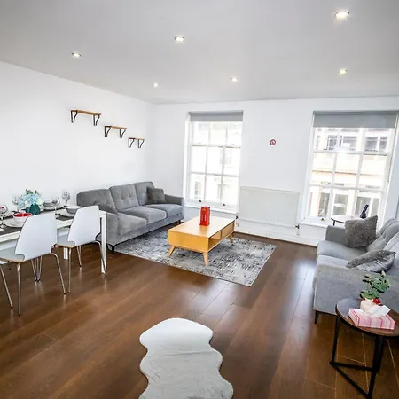 Spacious 5 Bed En-suite Flat * Ливерпуль