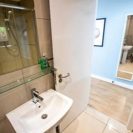 Spacious 5 Bed En-suite Flat Апартаменты