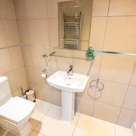Spacious 5 Bed En-suite Flat Апартаменты *