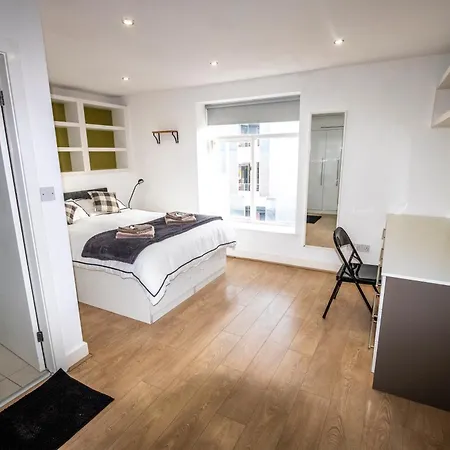 Spacious 5 Bed En-suite Flat Ливерпуль