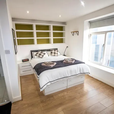 Апартаменты Spacious 5 Bed En-suite Flat Ливерпуль