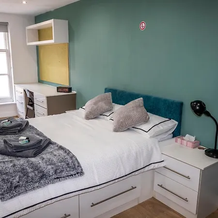 Spacious 5 Bed En-suite Flat Апартаменты Ливерпуль