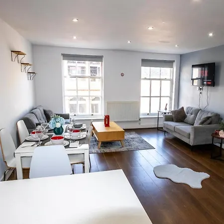 Spacious 5 Bed En-suite Flat *