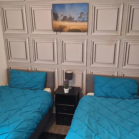 Family House Sleeps 10 Holiday home Liverpool