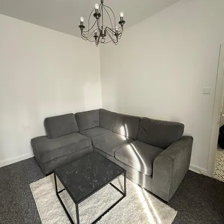 Modern Double Bedroom ホームステイ *