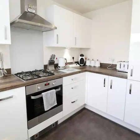 Holiday home Walk To Airport - Luxury With Ev Charge - Fast Wifi