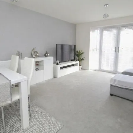 Holiday home Walk To Airport - Luxury With Ev Charge - Fast Wifi *