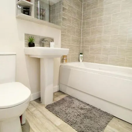 Walk To Airport - Luxury With Ev Charge - Fast Wifi *