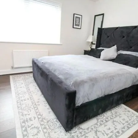 Walk To Airport - Luxury With Ev Charge - Fast Wifi Holiday home *