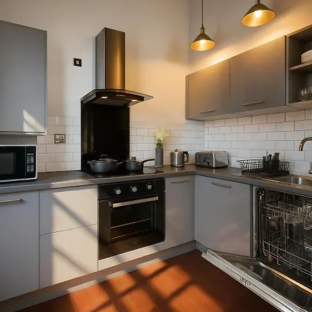 Bright Centre 1-bed Steps To Shops & Cafe