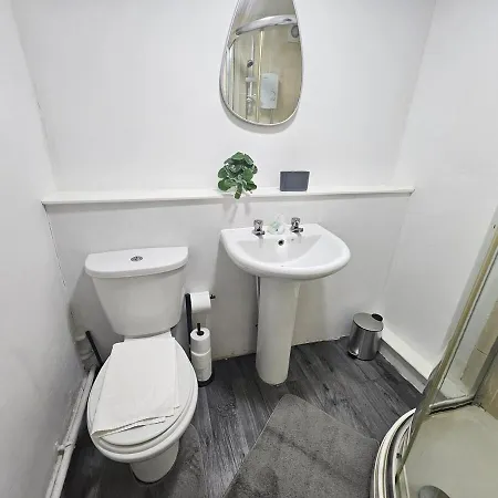 Furnished 1 Bedroom In Apartment *