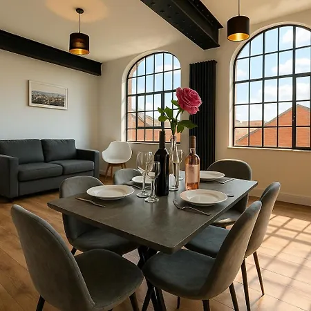 Balcony Street View 1-Bed Apt- Central Liverpool