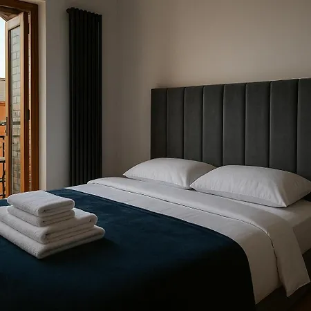 Sleeps 6 - Private Balcony - Steps To Dining & Pubs 公寓