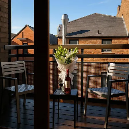Sleeps 6 - Private Balcony - Steps To Dining & Pubs 公寓 *