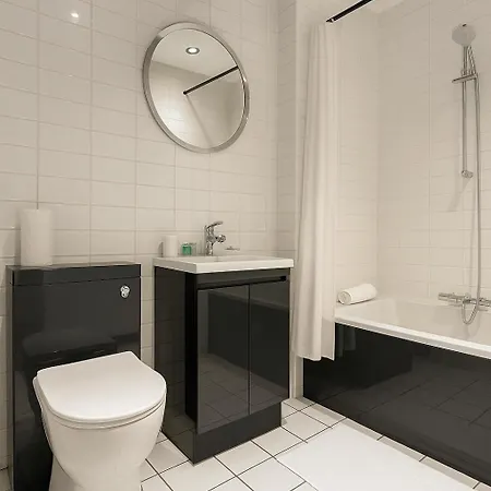 Sleeps 6 - Private Balcony - Steps To Dining & Pubs * 利物浦