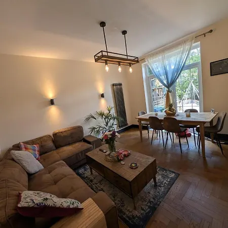 Luxury 3 Bed House With Off Road Parking For 2 Cars, Garden, 10 Minutes From City-centre Appartement