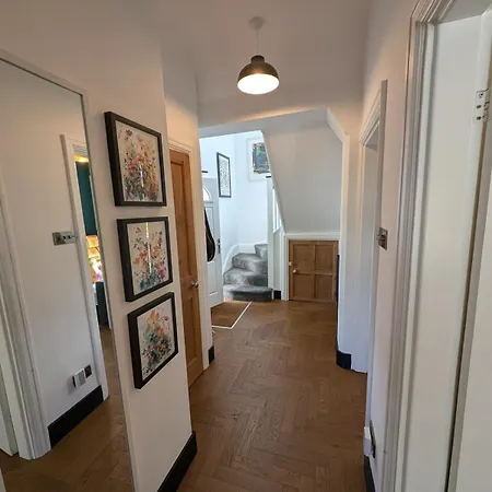 Luxury 3 Bed House With Off Road Parking For 2 Cars, Garden, 10 Minutes From City-centre Appartement