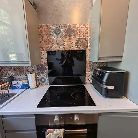 Appartement Luxury 3 Bed House With Off Road Parking For 2 Cars, Garden, 10 Minutes From City-centre *