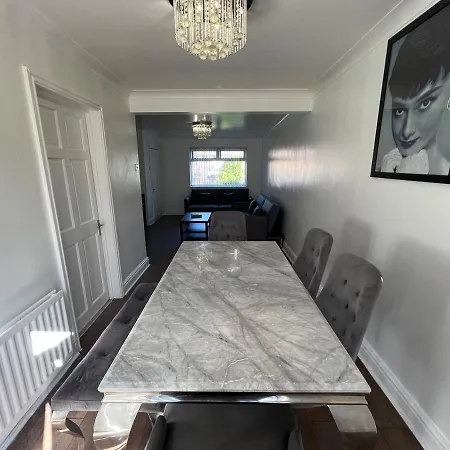 Charming & Relaxing 3 Bedrooms House Liverpool