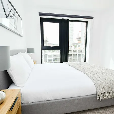 Lovely Spacious 2 Bedroom In