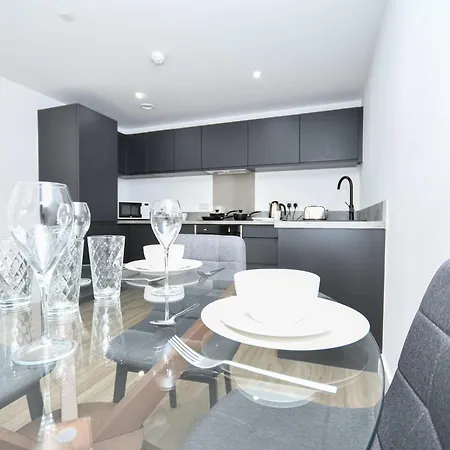Lovely Spacious 2 Bedroom In