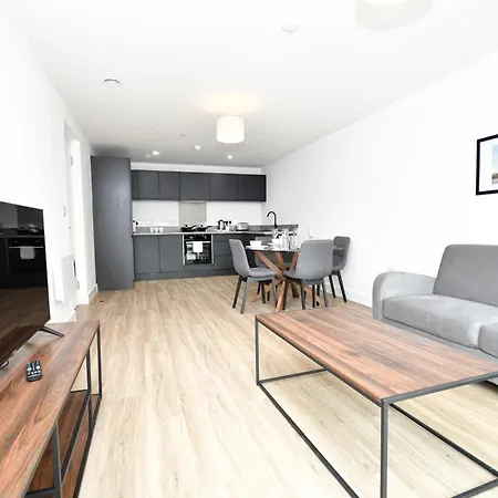 Апартаменты Lovely Spacious 2 Bedroom In Ливерпуль