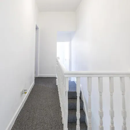 New Large Contractors House 4beds 8guests Long Term בית נופש ליברפול